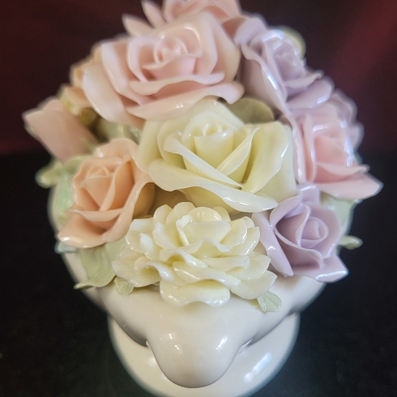 Creamware GORGEOUS FLOWER VASE, boat shaped, Full of Fine Porcelain Roses. - Picture 10 of 16